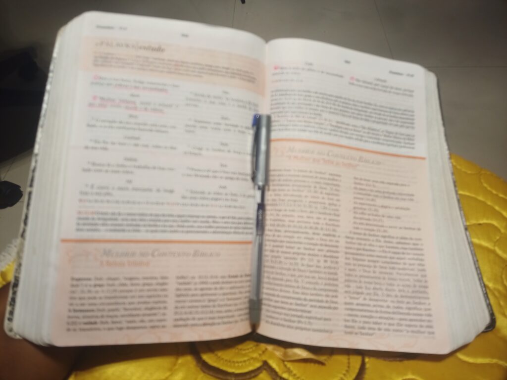 As Escrituras revelam seu caráter e natureza, sua soberania e poder, e sua razão para nos criar, o universo, e tudo que nele existe.